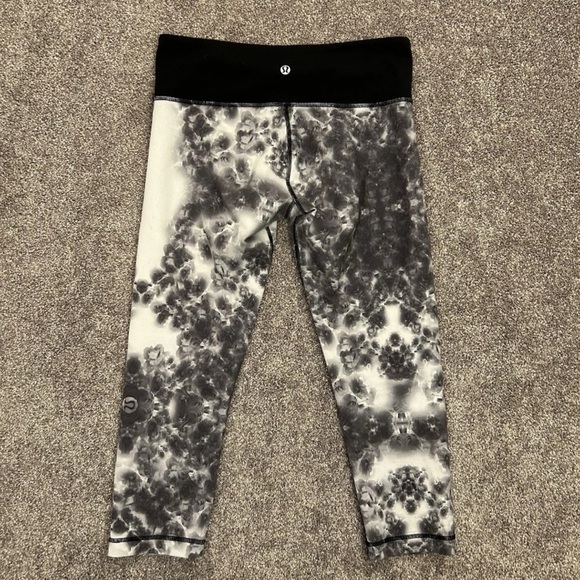 Lululemon Women's Leggings Capri Active Floral Stretch Printed Logo Size 6 - Picture 5 of 13